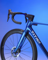 Ciclista sulla mountain bike in un sentiero sterrato | TITICI | Titici