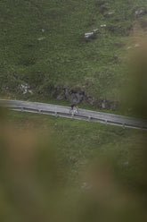 Ciclista sulla mountain bike in un sentiero sterrato | TITICI | Titici