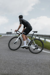 Ciclisti si preparano per la competizione | TITICI | Titici