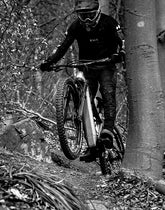 Ciclista con mountain bike su un sentiero - TITICI | Titici