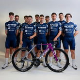 Ciclista sulla mountain bike in un sentiero sterrato | TITICI | Titici