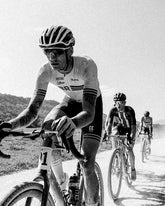 Ciclisti in gara con biciclette Gravel - TITICI | Titici