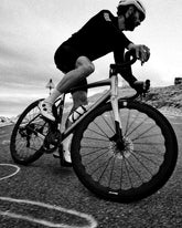 Ciclista in allenamento con bici Road - TITICI | Titici